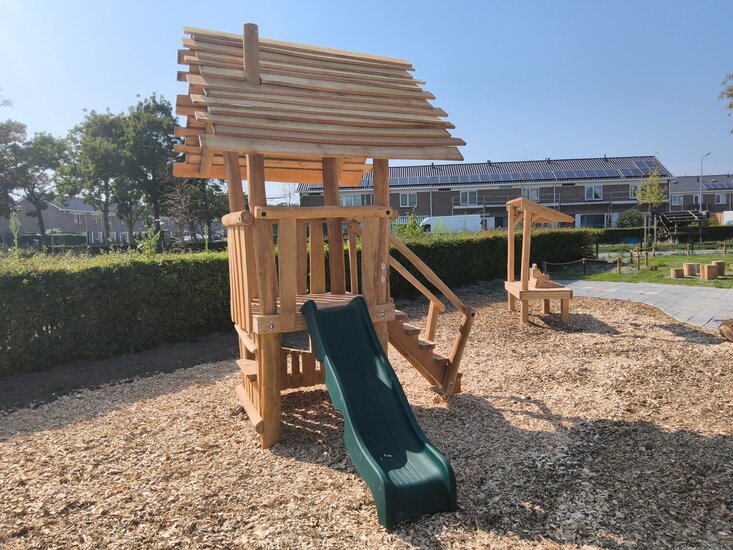B-Play Speeltoren Kabouternest Robinia hout met Kunststof groene glijbaan