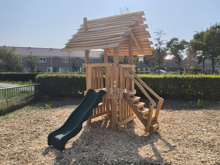 B-Play Speeltoren Kabouternest Robinia hout met Kunststof groene glijbaan PH 100 cm