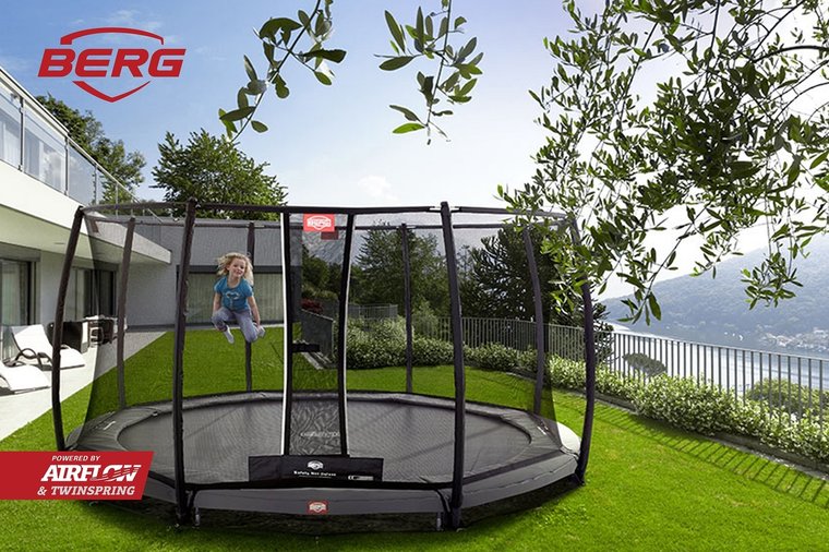 Sfeerfoto Berg Inground Champion &Oslash;330 Trampoline Grijs met Safety Net Deluxe