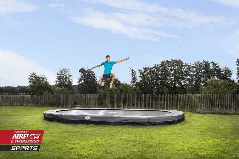 Sfeer Foto Berg Grand Elite Ovaal inground Trampoline 520 x 345 cm sport Grijs