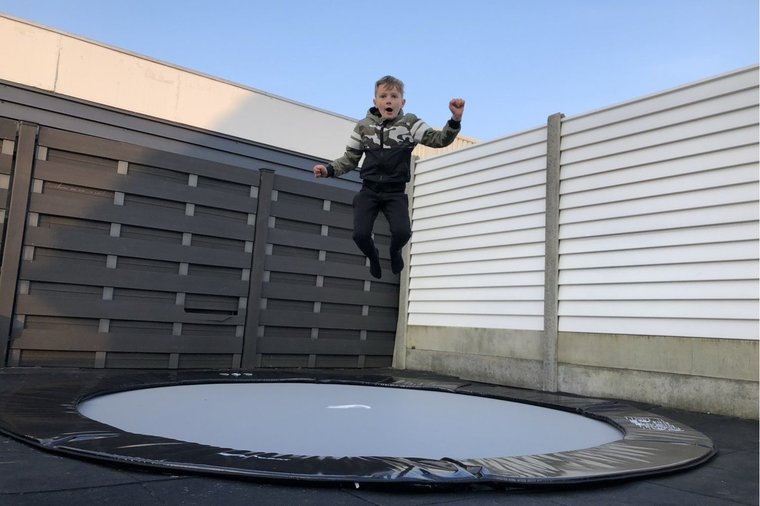 trampoline springen akro