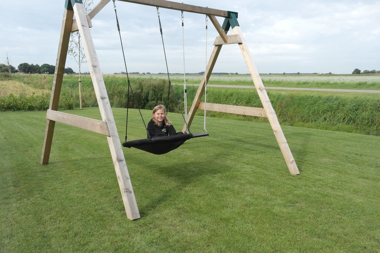 Nestschommel aan frame vierkante palen