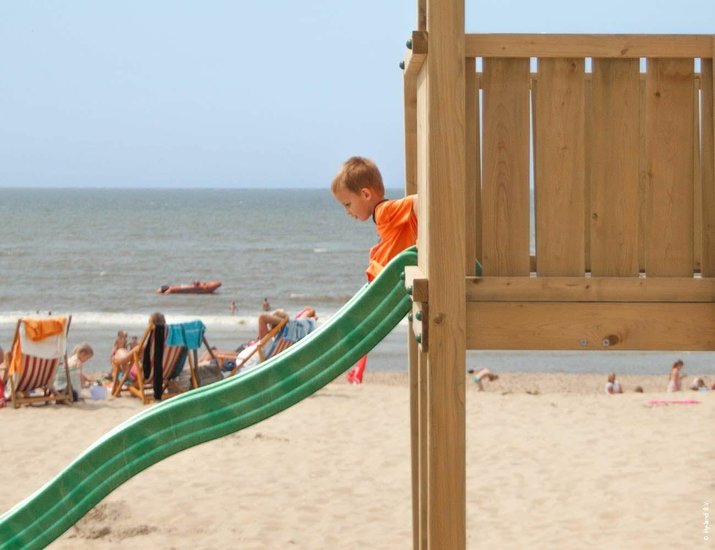 speeltoestel openbaar aan strand groen