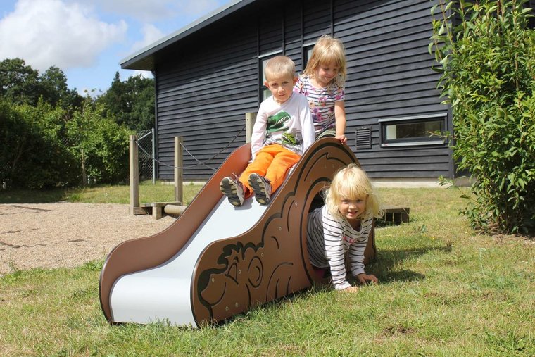 vrijstaand glijbaan speeltoestel speelplaats speeltuin camping