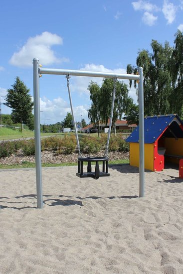 sfeer foto schommel op speelplaats speeltuin schoolplein
