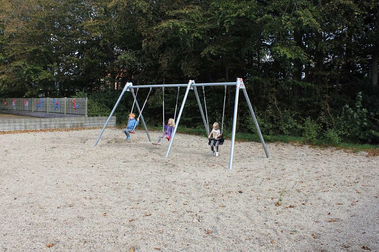 sfeerfoto schommel speelplaats speeltuin openbaar kinderen