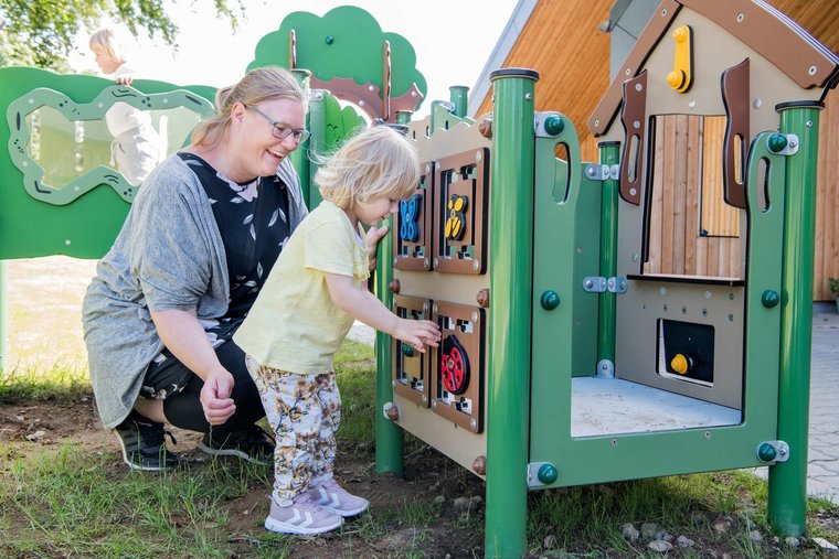 sfeerfoto speel toren speelhuis glijbaan kinderen