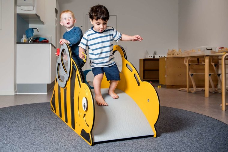 sfeerfoto kinderen lopen speelheuvel