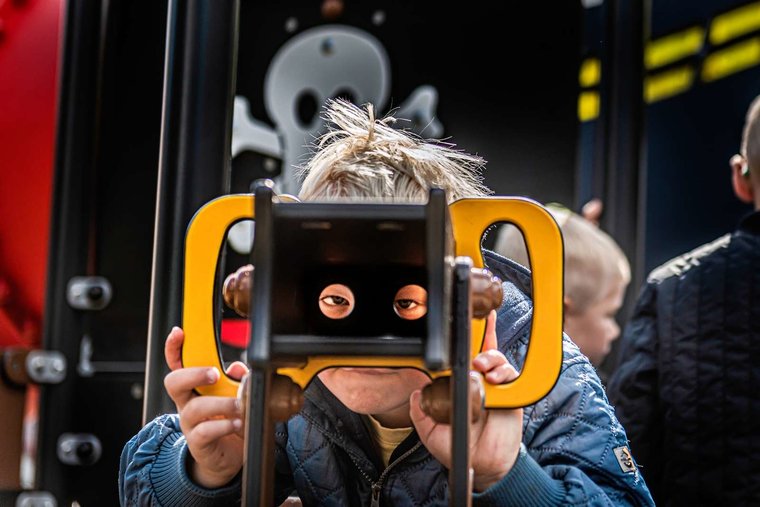 sfeerfoto kind met verekijker piraten schip boot