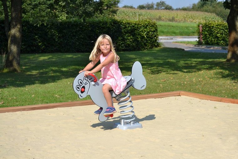 veerdier speeltoestel speelplaats speeltuin camping