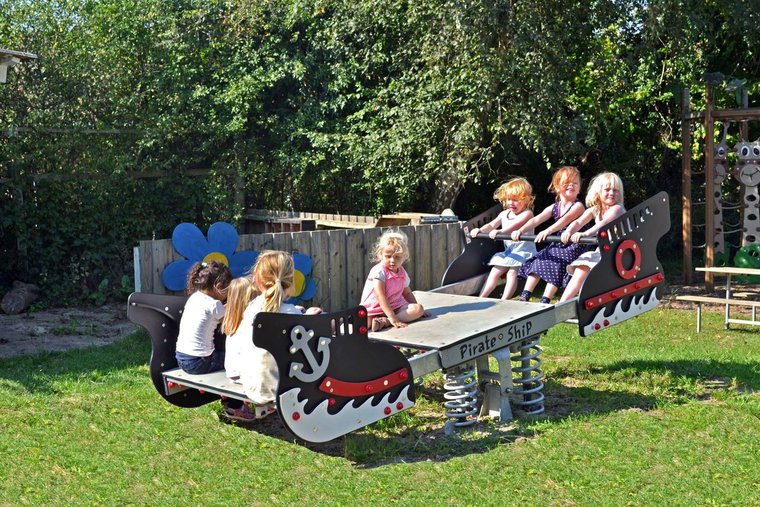 veertoestel speeltoestel speelplaats speeltuin camping piraten schip boot