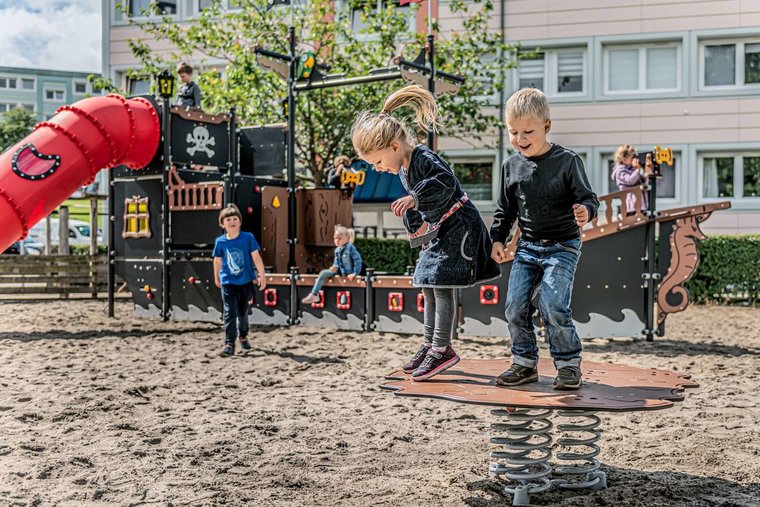 sfeerfoto kinderen vlot speelplaats