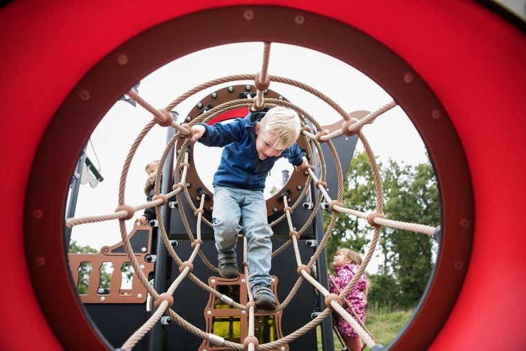 sfeerfoto kind klimmen ophanbrug