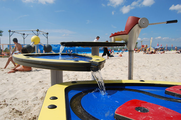 Water Pomp voor kinderen voor Openbaar gebruik Grijs sfeerfoto 