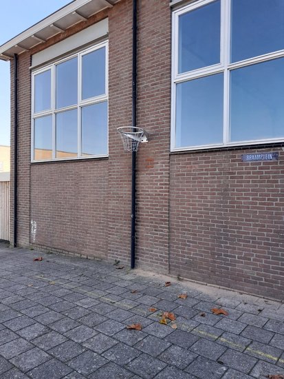 Basketbalring met net schoolplein