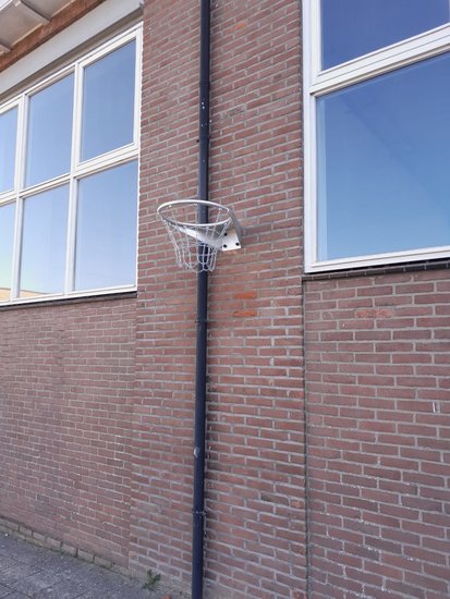 Basketbalring met net  Basisschool  schoolplein
