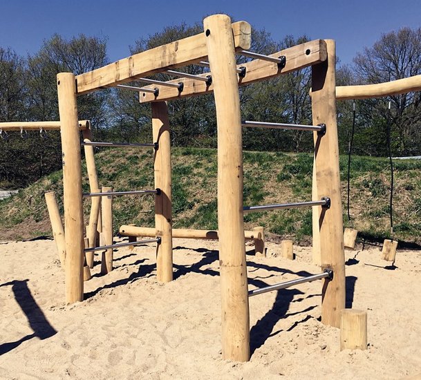 sfeerfoto 3  Robinia Apenbrug met RVS stangen Openbaar (Serie 35)