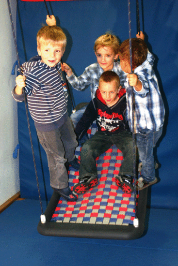 Multi Kids schommel Pro Large Zilver/Blauw (Standaard model) sfeerfoto met kinderen op de schommel