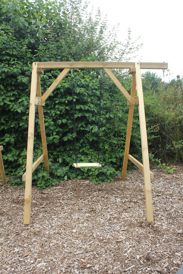 Schommelzitje hout met zwarte touwen gemonteerd aan schommelframe