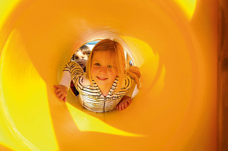 sfeerfoto van een meisje wat in de kruipbuis van het Europlay Speeltoestel Belle en het beest zit