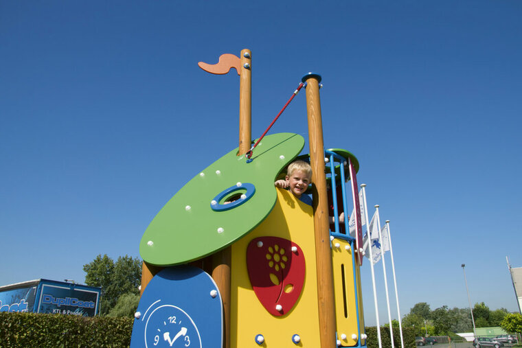 sfeerfoto van de bovenkant van de toren waar een jongetje in zit in het Europlay Speeltoestel De Gelaarsde Kat