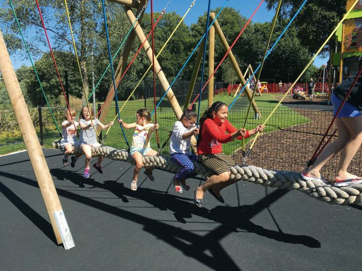 sfeerfoto van kinderen die aan het schommelen zijn op de Europlay Houten Familieschommel Openbaar