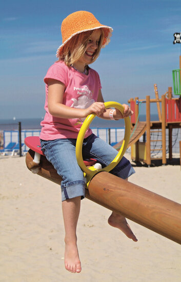 sfeerfoto van een kindje op de Europlay 2-persoons Wip Newton Openbaar  op het strand