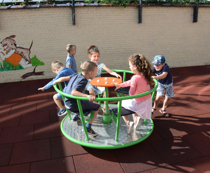 sfeerfoto met kinderen op de Europlay Draaimolen Openbaar