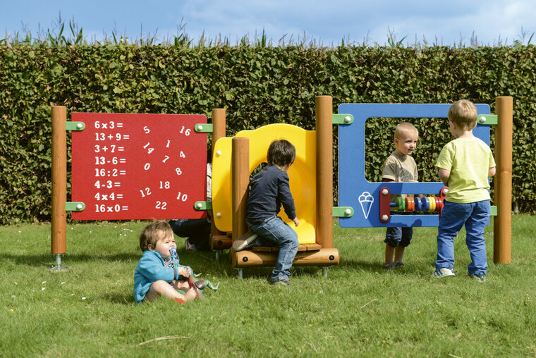 sfeerfoto van het Europlay Speelpaneel Klok dat kinderen er mee aan het spelen zijn