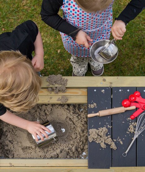 kinderen spelen keukentje kok met zand