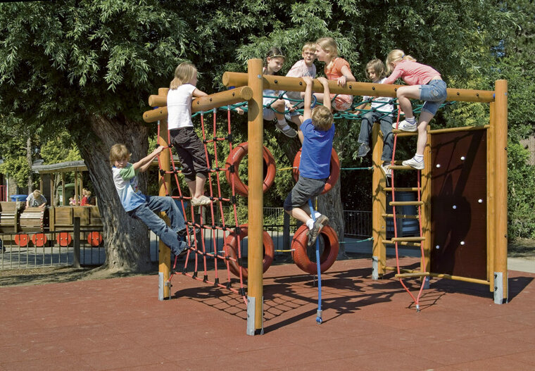 sfeerfoto van het Europlay Klimtoestel Lignet waar kinderen op aan het spelen zijn