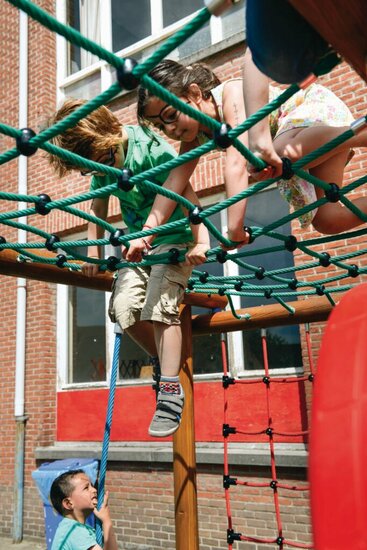 sfeerfoto van 2 kinderen die aan het spelen zijn op het klimnet van het Europlay Klimtoestel Lignet