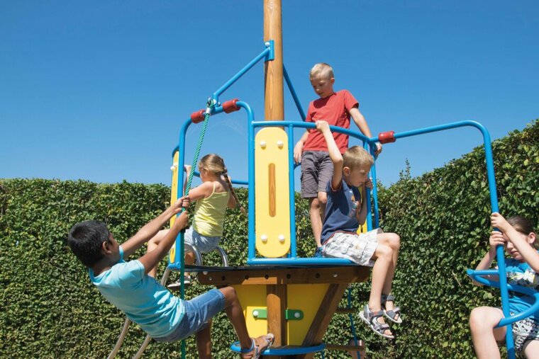 sfeerfoto van het uitkijkpunt van het Europlay Klimtoestel Windmolen waar kinderen op aan het spelen zijn