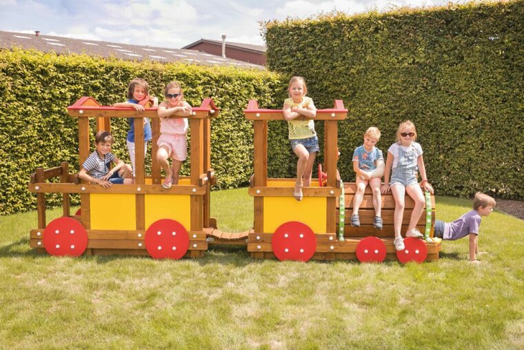 sfeerfoto van de Europlay Speeltrein Passagierswagon met open dak met kinderen die er op aan het spelen zijn