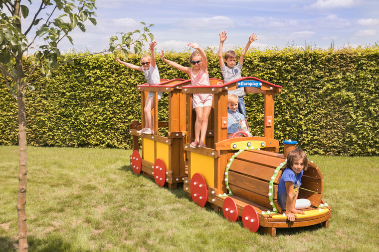 sfeerfoto van de voorkant van de Europlay Speeltrein Passagierswagon met open dak waar kinderen op aan het spelen zijn