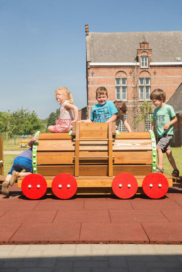 sfeerfoto van de zijkant van de Europlay Speeltrein Tankwagon waar kinderen op aan het spelen zijn