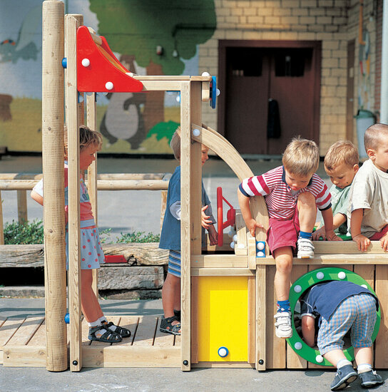 sfeerfoto van de voorkant van de Europlay Speeltoestel Truck waar kinderen op aan het spelen zijn