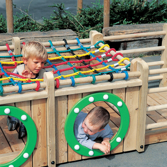 sfeerfoto van de Europlay Speeltoestel Truck waar kinderen op het klimnet aan het spelen zijn