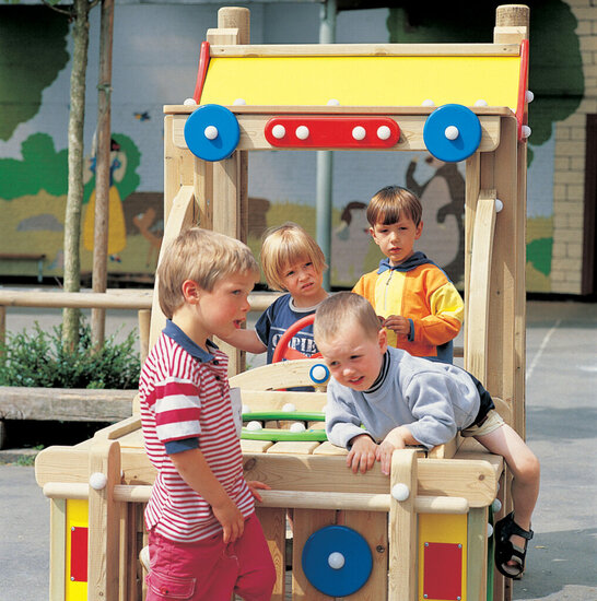 sfeerfoto van de voorkant van de Europlay Speeltoestel Truck waar kinderen aan het spelen zijn