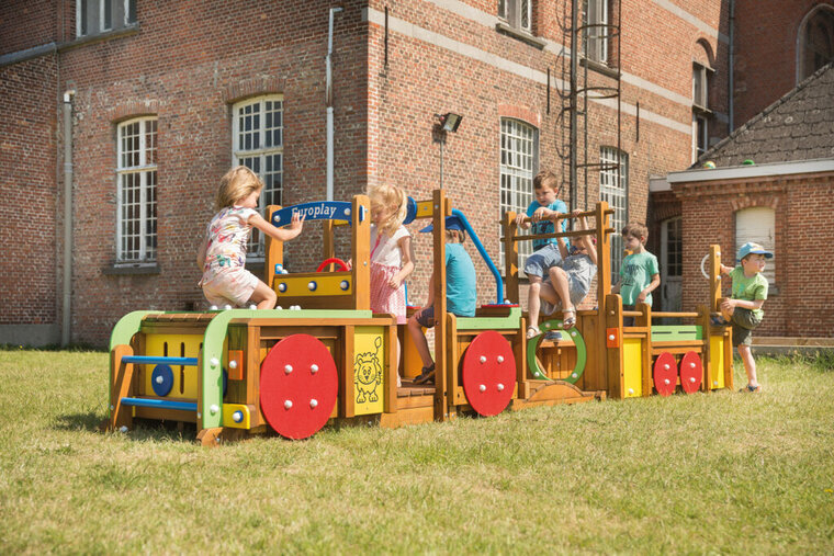 sfeerfoto van de voorkant van de Europlay Speeltoestel Aanhangwagen waar kinderen op aan het spelen zijn