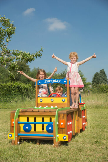 sfeerfoto van de voorkant van de Europlay Speeltoestel Terreinwagen waar kinderen op spelen