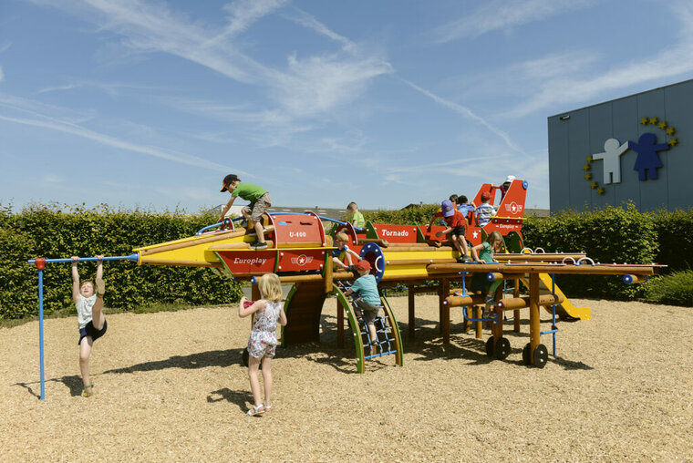 sfeerfoto van de Europlay Straaljager Tornado waar kinderen op aan het spelen zijn