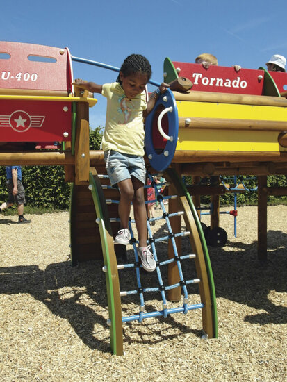 sfeerfoto van een meisje die op het klimnet van de Europlay Straaljager Tornado aan het spelen is