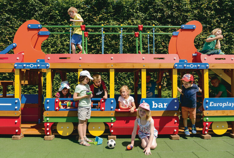 sfeerfoto van de zijkant van de Europlay Speeltrein Expresswaar kinderen mee aan het spelen zijn