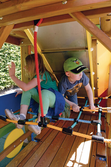 sfeerfoto van het klimnet van de Europlay Speeltrein Express waar kinderen op aan het spelen zijn
