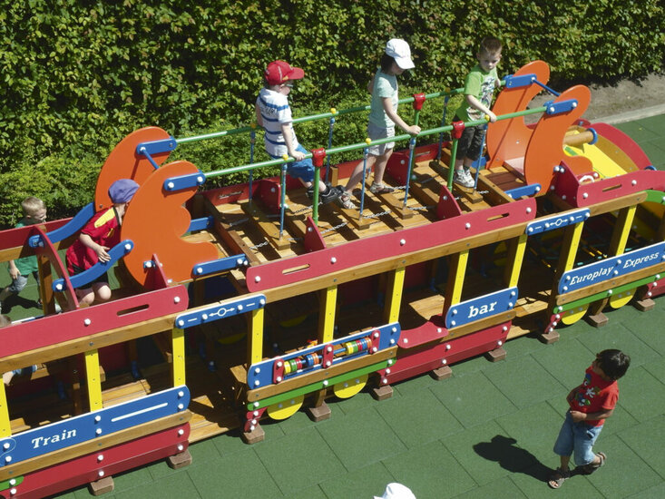 sfeerfoto van de bovenkant van de Europlay Speeltrein Express waarop je ziet dat kinderen op het waggelpad spelen