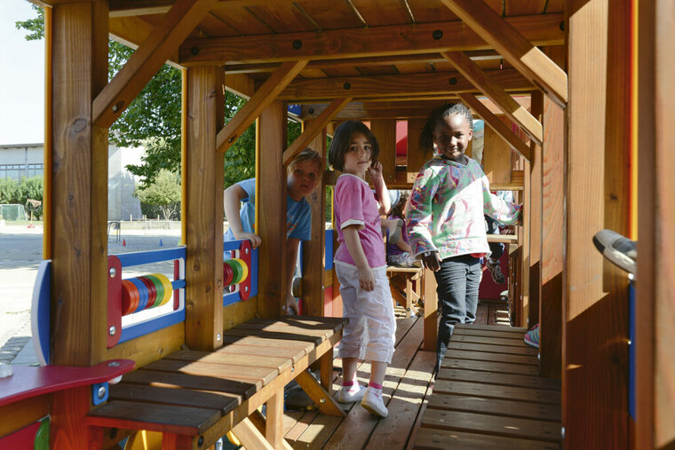 sfeerfoto van de binnenkant van de Europlay Speeltrein Express waar kinderen aan het spelen zijn