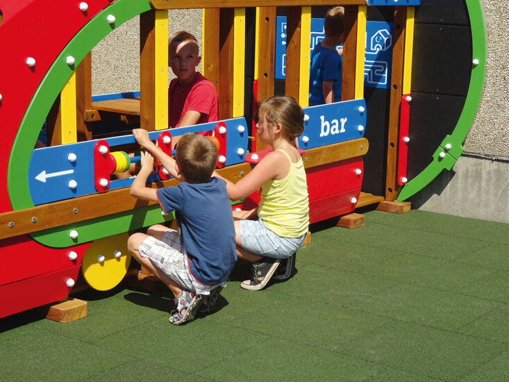 sfeerfoto van de zijkant van de Europlay Express Speeltrein met tunnel waar kinderen met het telraam spelen