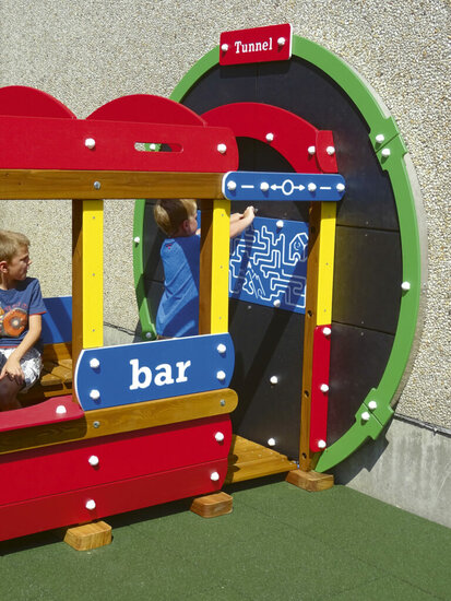 sfeerfoto van de bar van de Europlay Express Speeltrein met tunnel waar kinderen aan het spelen zijn