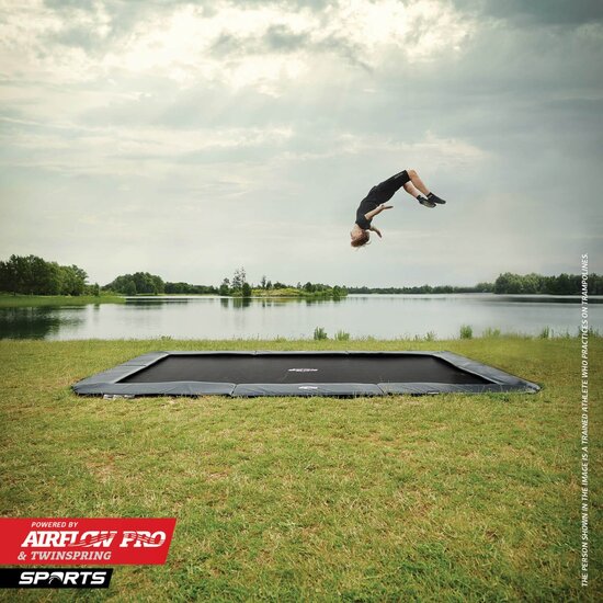 sfeerfoto van iemand die springt op de Berg Sports *Ultim Champion** Trampoline 200x200 cm Antraciet Grijs